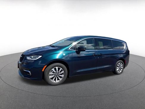 Used 2023 Chrysler Pacifica Touring-L FWD image 8