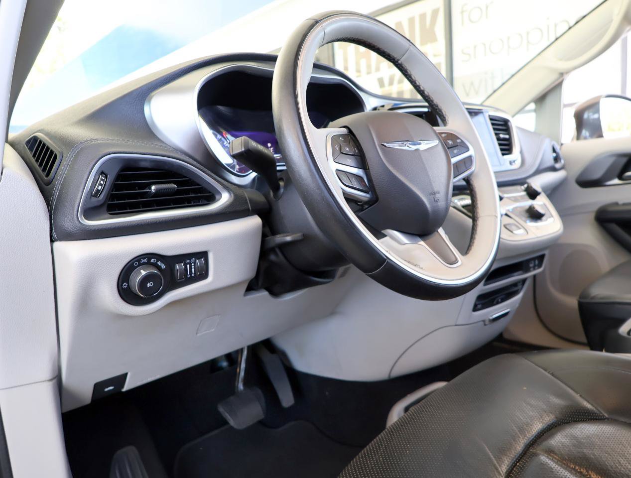 Used 2017 Chrysler Pacifica Limited w/ UConnect Theater Package FWD image 42