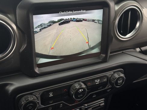 Used 2022 Jeep Wrangler Unlimited Sahara AWD/4WD image 18
