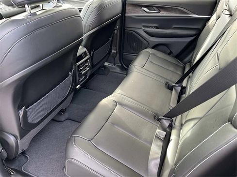 New 2025 Jeep Grand Cherokee Limited w/ Black Appearance Package image 18