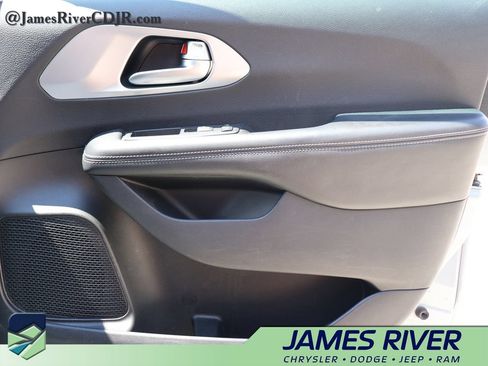 Used 2019 Chrysler Pacifica Touring Plus w/ Advanced Safetytec Group FWD image 7