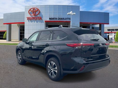 Used 2023 Toyota Highlander XLE image 4