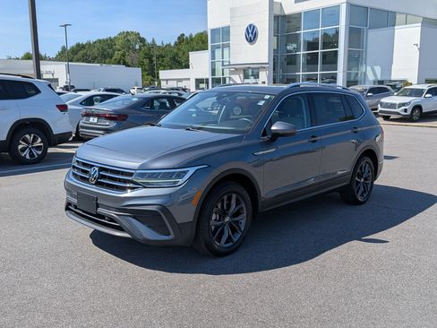 Used 2023 Volkswagen Tiguan SE w/ Panoramic Sunroof Package image 7