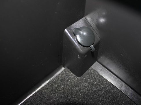 Used 2011 Ford F150 Lariat w/ Lariat Chrome Pkg image 21