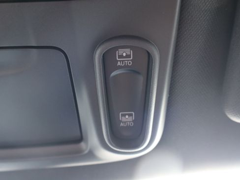 Used 2025 Chrysler Pacifica Limited FWD image 28