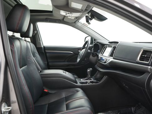 Used 2019 Toyota Highlander SE image 14