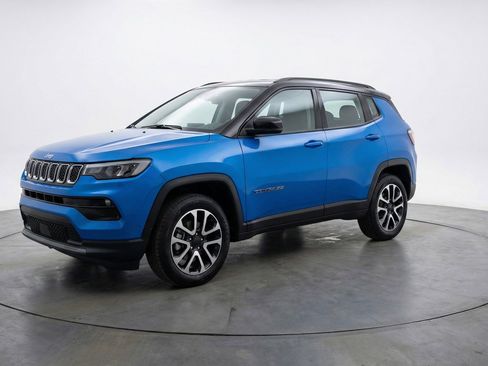 Used 2025 Jeep Compass Trailhawk AWD/4WD image 3