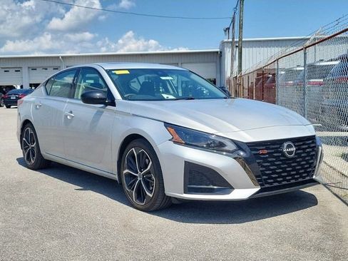 Certified 2023 Nissan Altima 2.5 SR w/ SR Premium Package FWD image 5