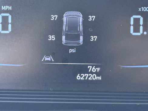 Used 2023 Hyundai Venue SEL image 34