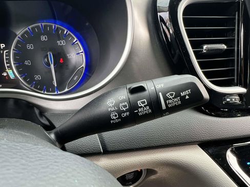Used 2023 Chrysler Pacifica Touring-L FWD image 35