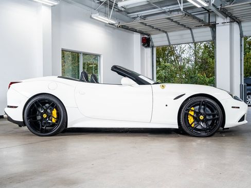 Used 2016 Ferrari California T image 5
