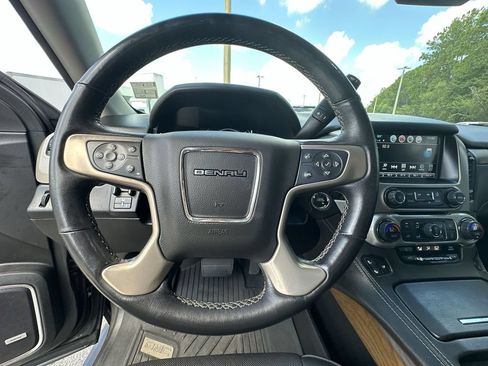 Used 2020 GMC Yukon XL Denali w/ Denali Premium Package RWD image 11