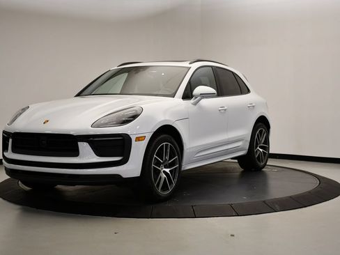 Certified 2025 Porsche Macan AWD/4WD image 1