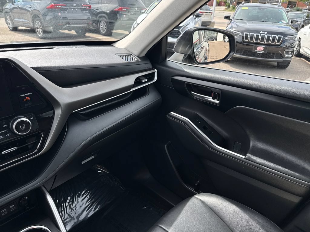 Used 2023 Toyota Highlander XLE AWD/4WD image 30
