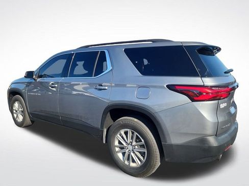 Used 2023 Chevrolet Traverse LT image 3