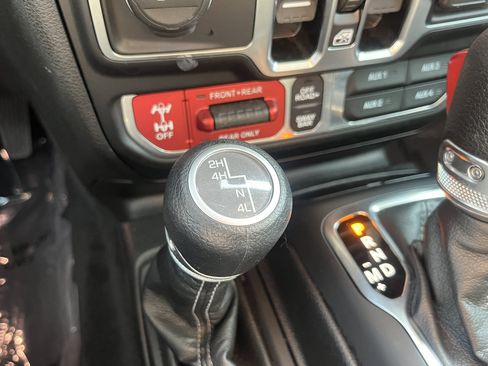 Used 2025 Jeep Wrangler Unlimited Rubicon AWD/4WD image 28
