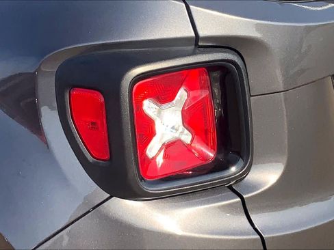 Used 2018 Jeep Renegade Altitude FWD image 28