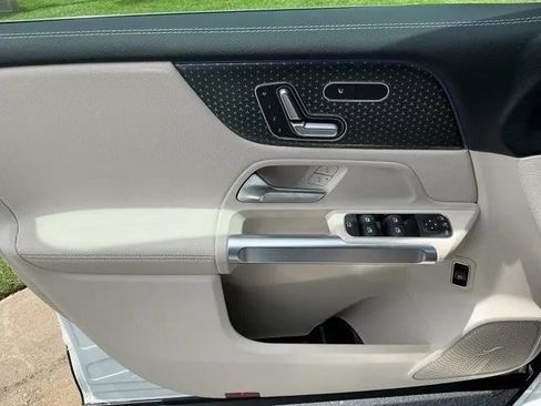 New 2025 Mercedes-Benz GLB 250 image 17