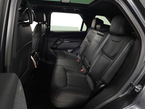 Used 2025 Land Rover Range Rover Sport SE image 40