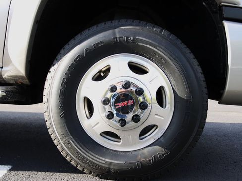 Used 2004 GMC Sierra 3500 SLT w/ Heavy-Duty Power Package image 48