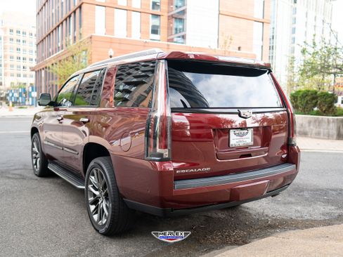 Used 2020 Cadillac Escalade Luxury w/ Escalade Sport Edition AWD/4WD image 5