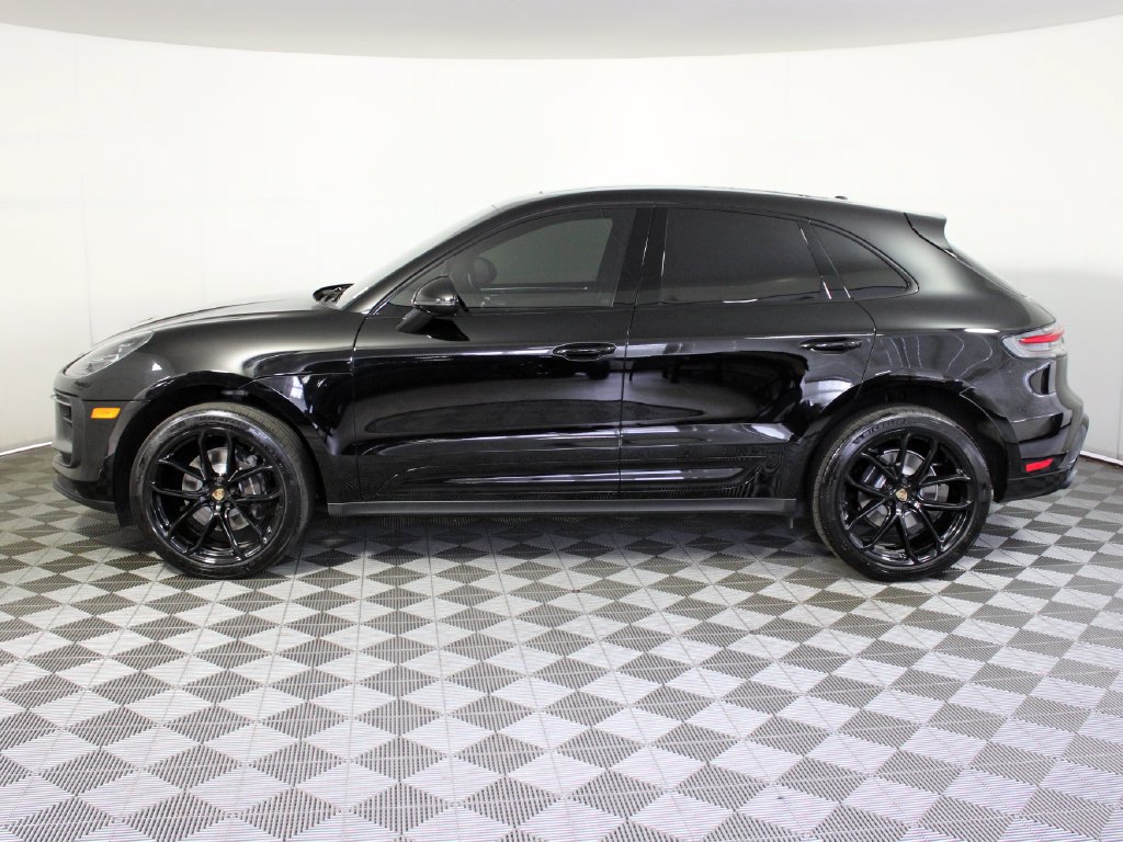 Certified 2022 Porsche Macan AWD/4WD image 2