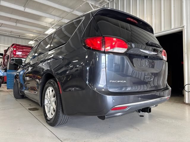 Used 2020 Chrysler Pacifica Touring-L FWD image 9