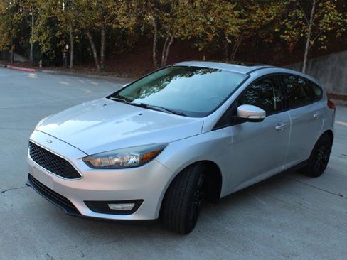Used 2016 Ford Focus SE w/ Equipment Group 201A image 2