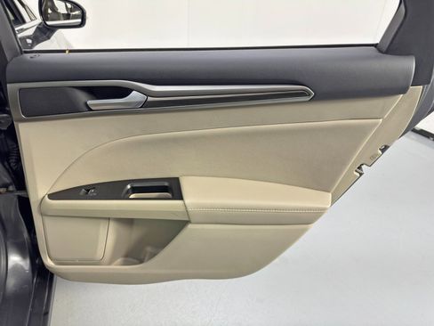 Used 2017 Ford Fusion SE w/ Fusion SE Technology Package image 38