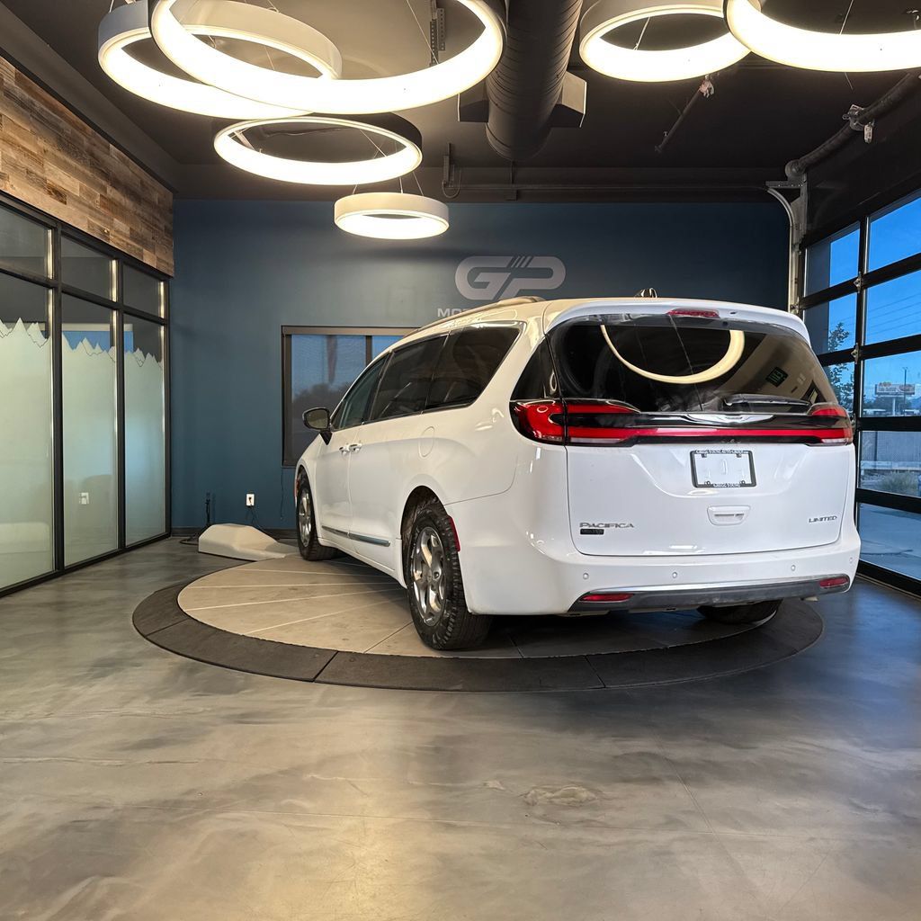 Used 2023 Chrysler Pacifica Limited FWD image 5