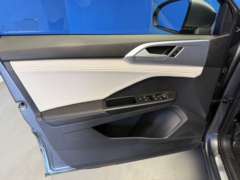 Certified 2025 Volkswagen Taos SE w/ Panoramic Sunroof Package FWD image 9