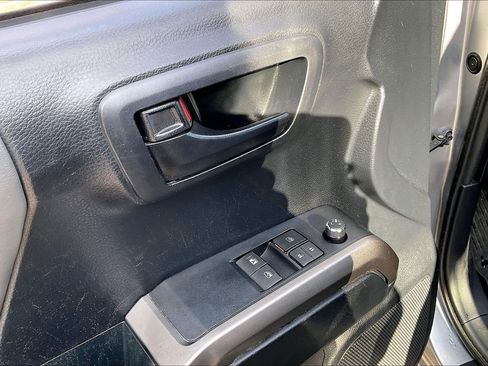 Used 2018 Toyota Tacoma SR5 image 31