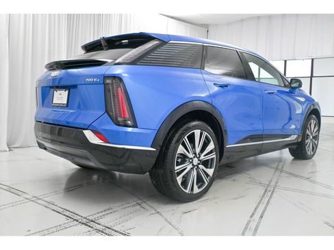 New 2026 Cadillac Optiq Luxury 2 image 8