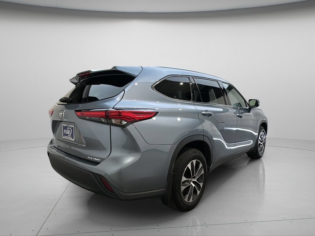 Used 2022 Toyota Highlander XLE AWD/4WD image 7