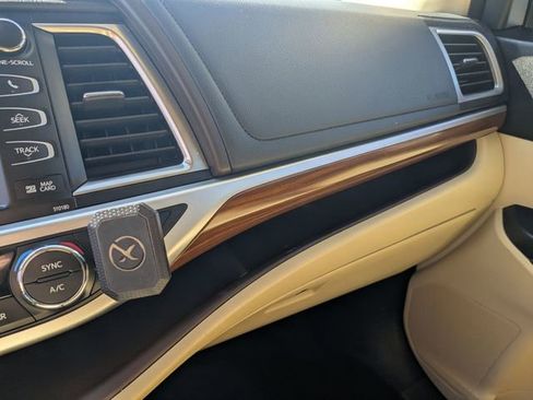 Used 2017 Toyota Highlander Limited image 20