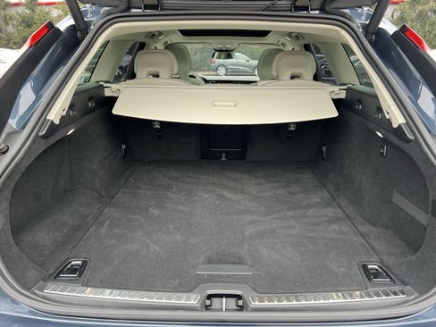 Used 2025 Volvo V90 B6 Cross Country Plus image 59