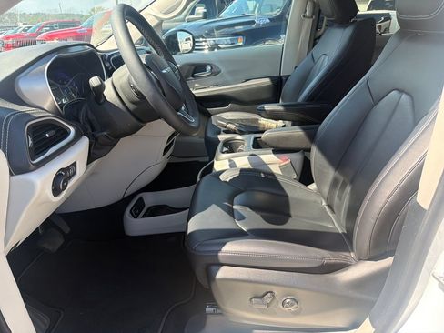 Used 2024 Chrysler Pacifica Touring-L FWD image 12
