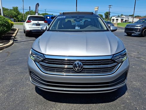 Certified 2023 Volkswagen Jetta SE w/ Panoramic Sunroof Package FWD image 2
