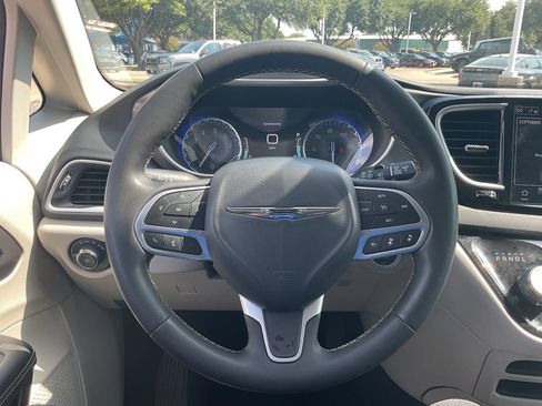 Used 2024 Chrysler Pacifica Touring-L FWD image 28
