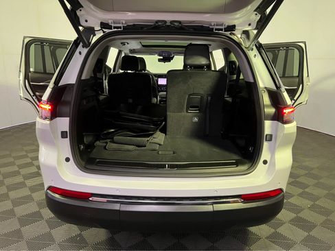 Used 2023 Jeep Grand Cherokee L Limited w/ Luxury Tech Group II AWD/4WD image 28