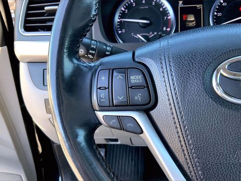 Used 2017 Toyota Highlander XLE image 11