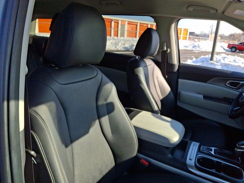 Used 2024 Kia Carnival LX image 13