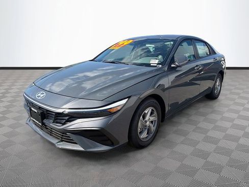 New 2026 Hyundai Elantra SE FWD image 3