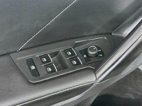 Used 2023 Volkswagen Tiguan SE AWD/4WD image 17