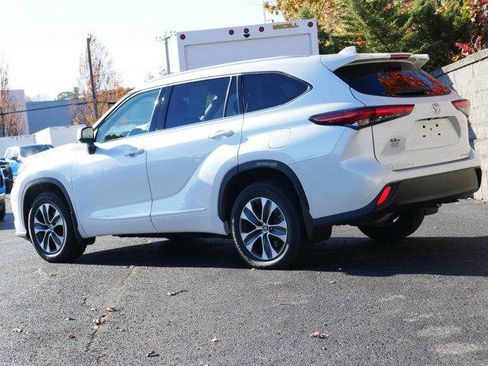 Used 2022 Toyota Highlander XLE AWD/4WD image 4