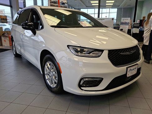 New 2026 Chrysler Pacifica Select FWD image 3