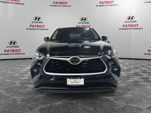 Used 2023 Toyota Highlander XLE AWD/4WD image 3