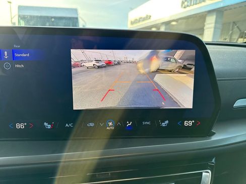 Used 2025 Chevrolet Traverse LT image 23