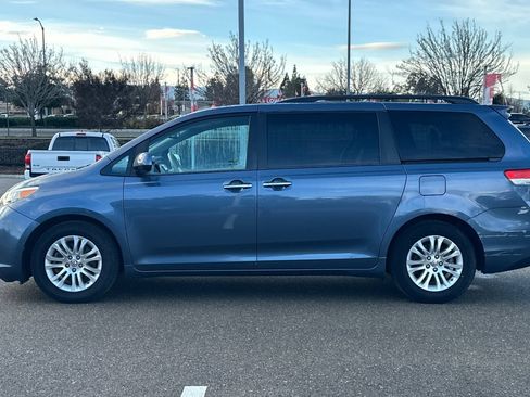 Used 2013 Toyota Sienna XLE image 7