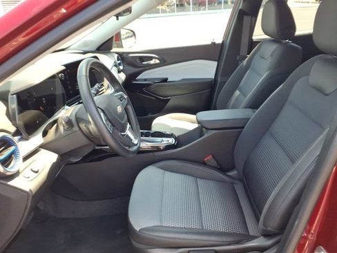 Used 2025 Chevrolet Trax LT w/ Driver Confidence Package FWD image 24